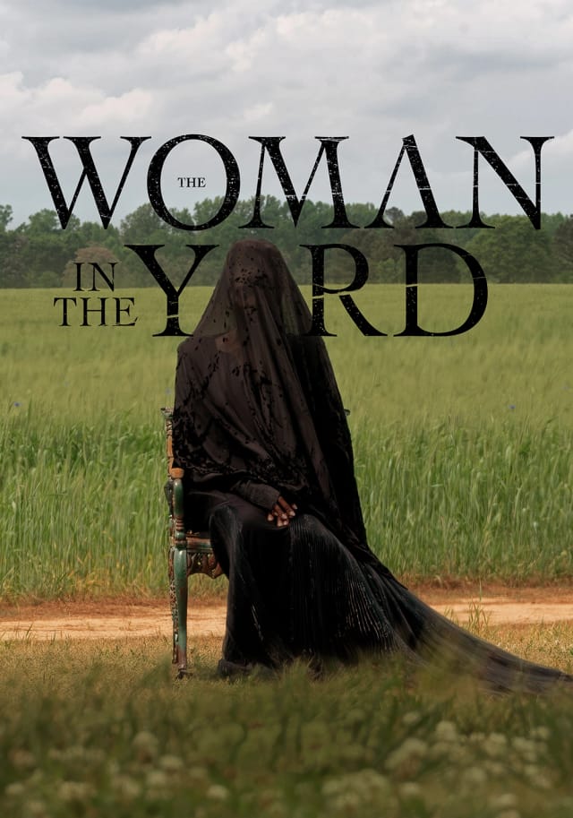 زنی در محوطه