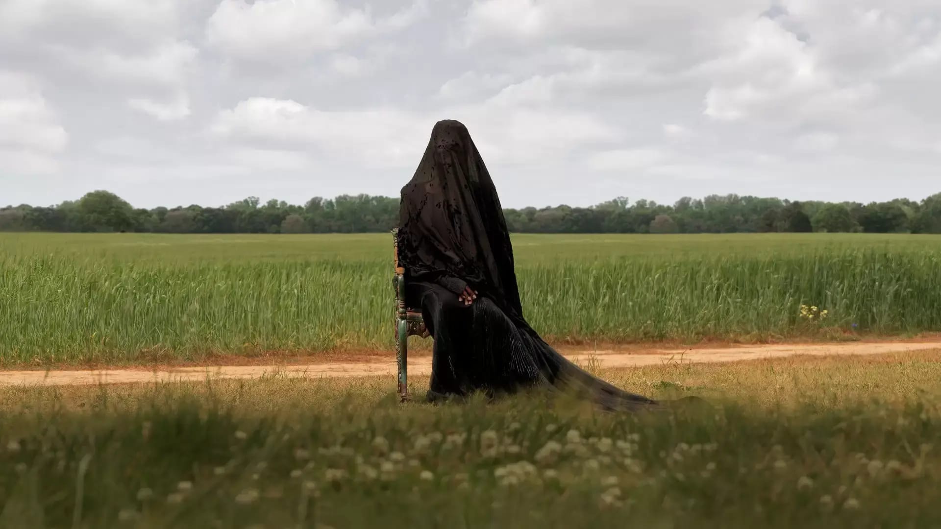 زنی در محوطه